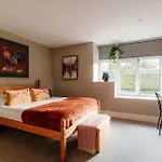 בית נופש Walker's Cottage, *