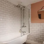 בית נופש Walker's Cottage, *